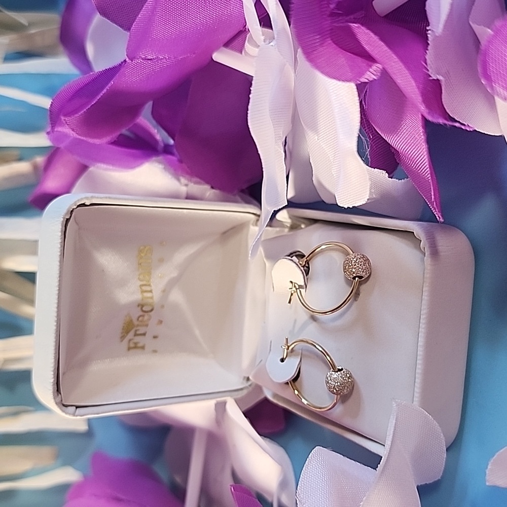 Friedman's Beautiful gold earrings